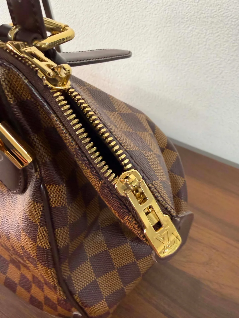 LV HANDBAG view 4