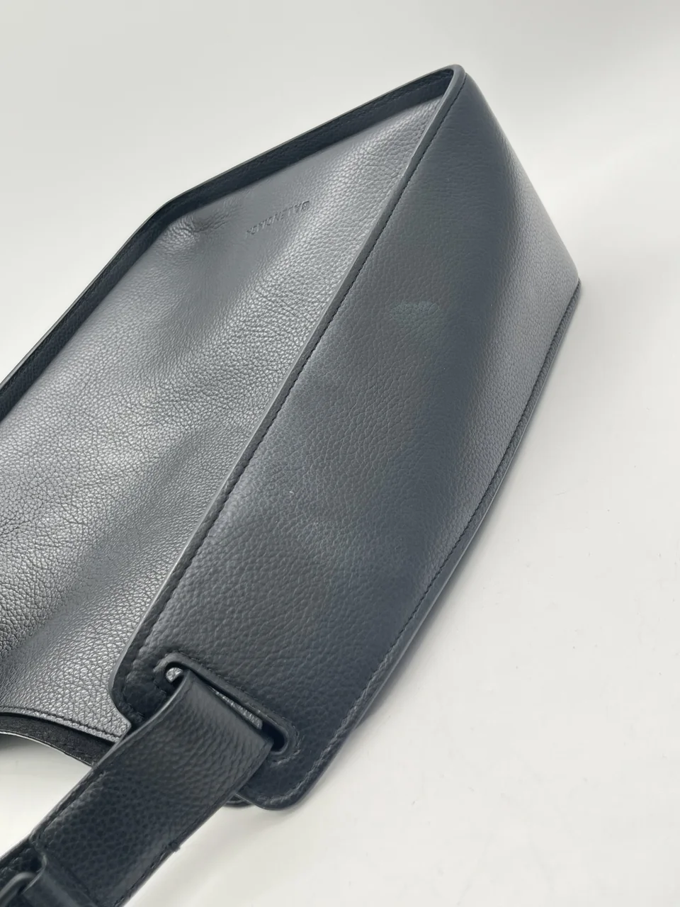 BALENCIAGA TWO-WAY TOTE BAG (BLACK) view 4
