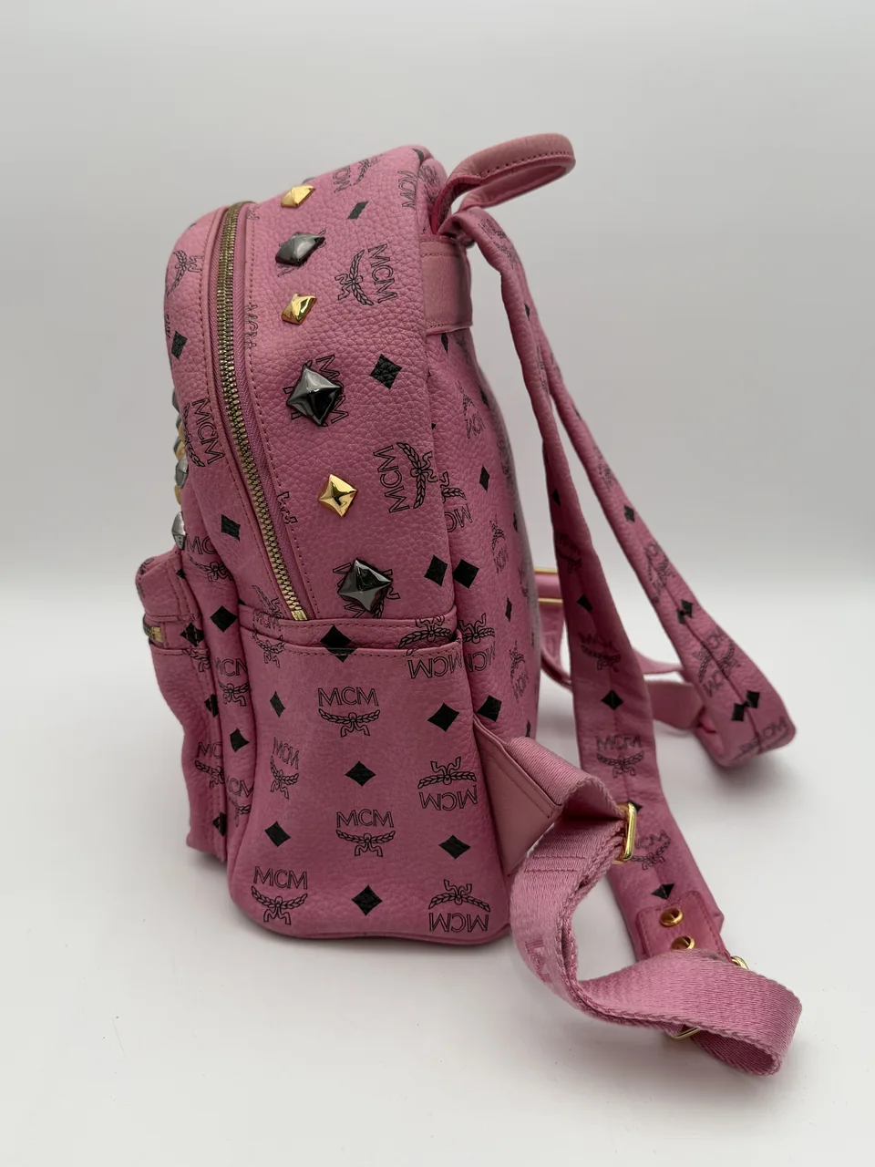 MCM VICETOS STUD MEDIUM BACKPACK (PINK) hover