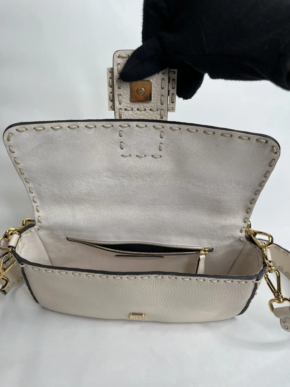FENDI MAMMA BAGUETTE TWO-WAY SHOULDER BAG (BEIGE) view 6