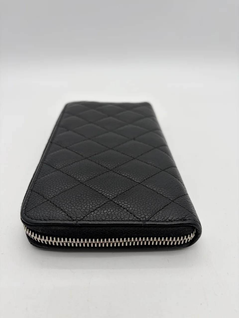 CHANEL CAVIAR ROUND WALLET (19 SERIAL CODE) view 4