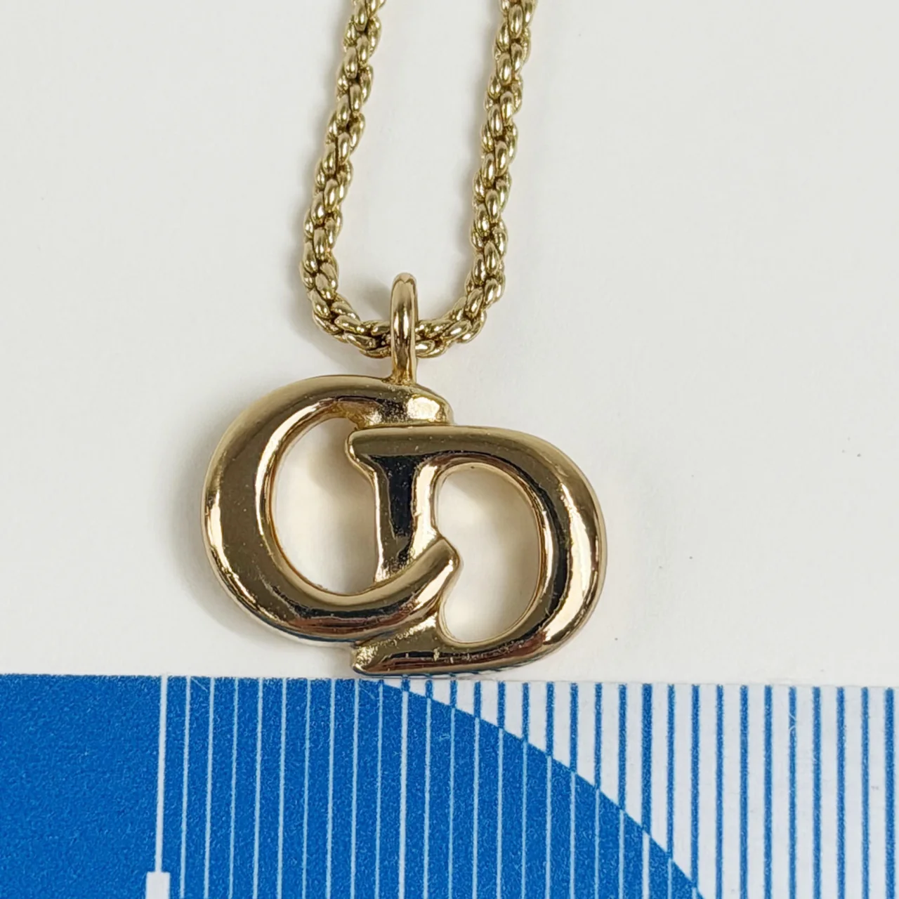 DIOR LOGO TWIST CIRCLE NECKLACE