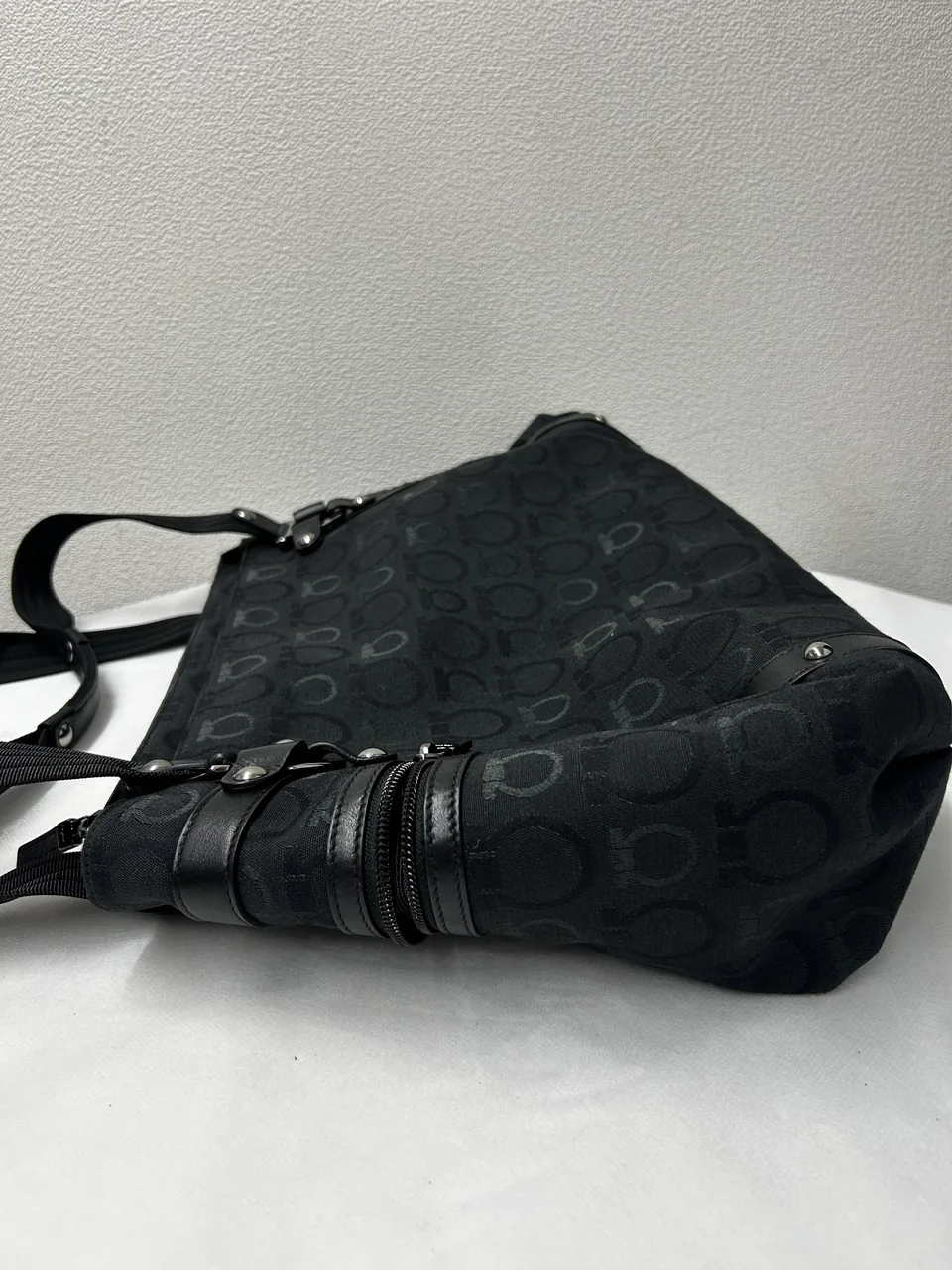 SALVATORE FERRAGAMO GANCINI TOTE BAG (BLACK) view 3