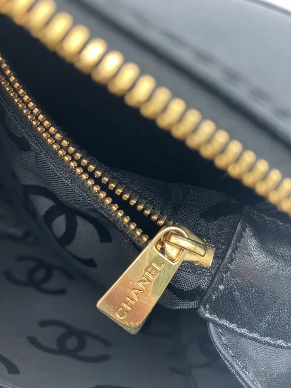 CHANEL V-STITCH CHAIN SHOULDER BAG view 24
