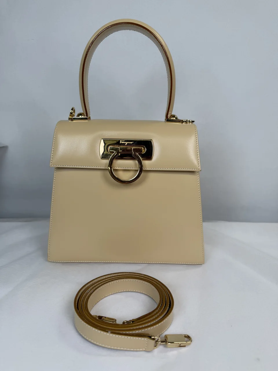 SALVATORE FERRAGAMO GANCINI HANDBAG (BEIGE)