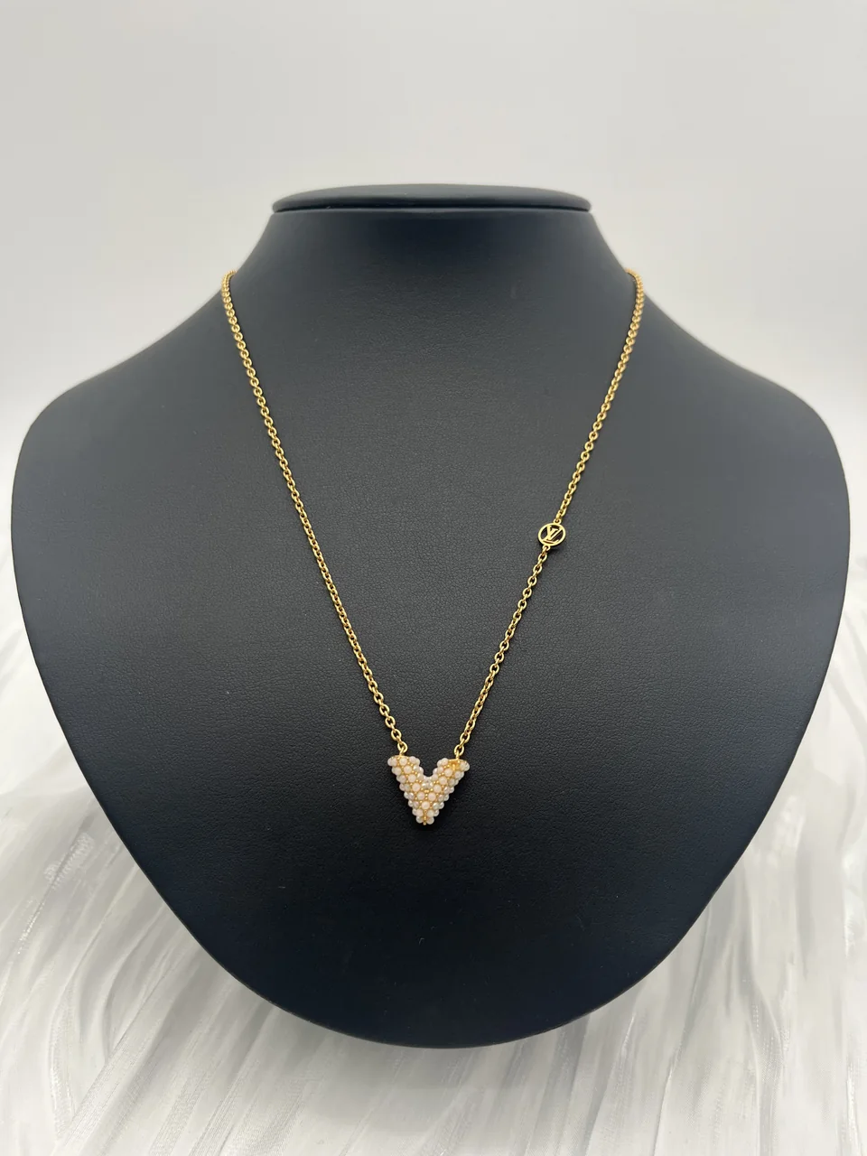 LV ESSENTIAL V NECKLACE
