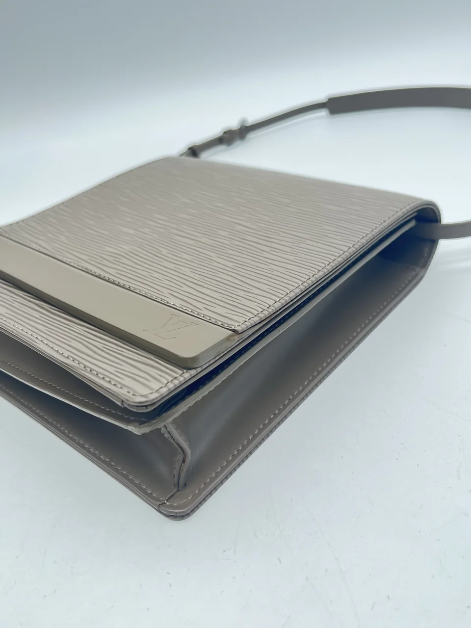 LV EPI SHOULDER BAG view 6