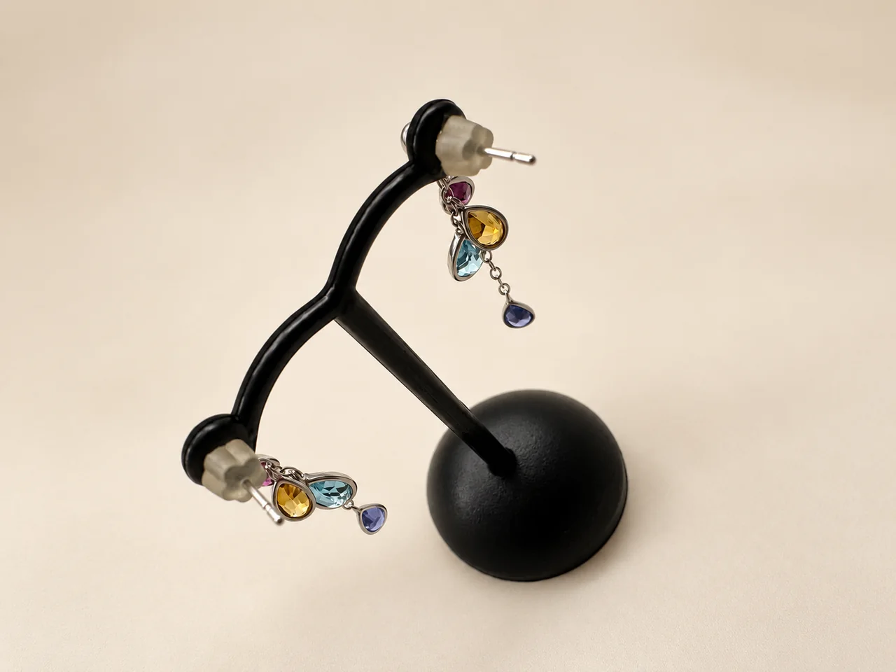 K18WG MULTISTONE EARRINGS FD0.01CT*2 1.32G view 3