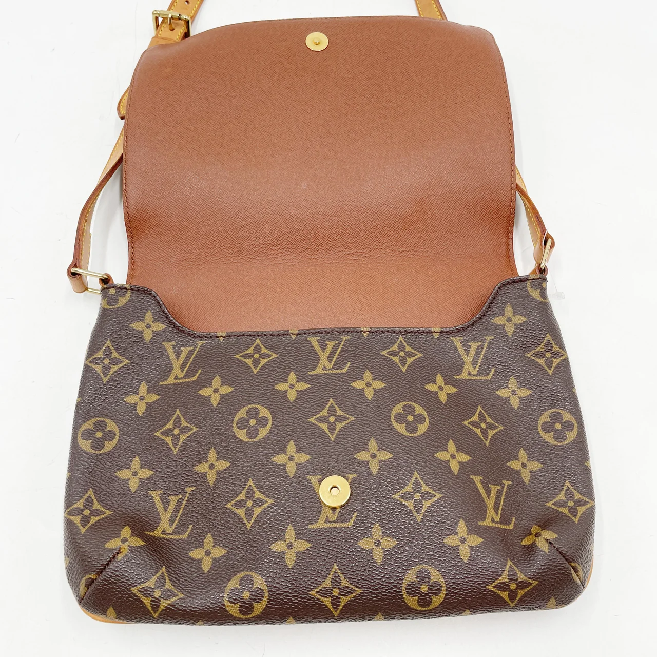 LV MONOGRAM MUSETTE TANGO SHORT view 6