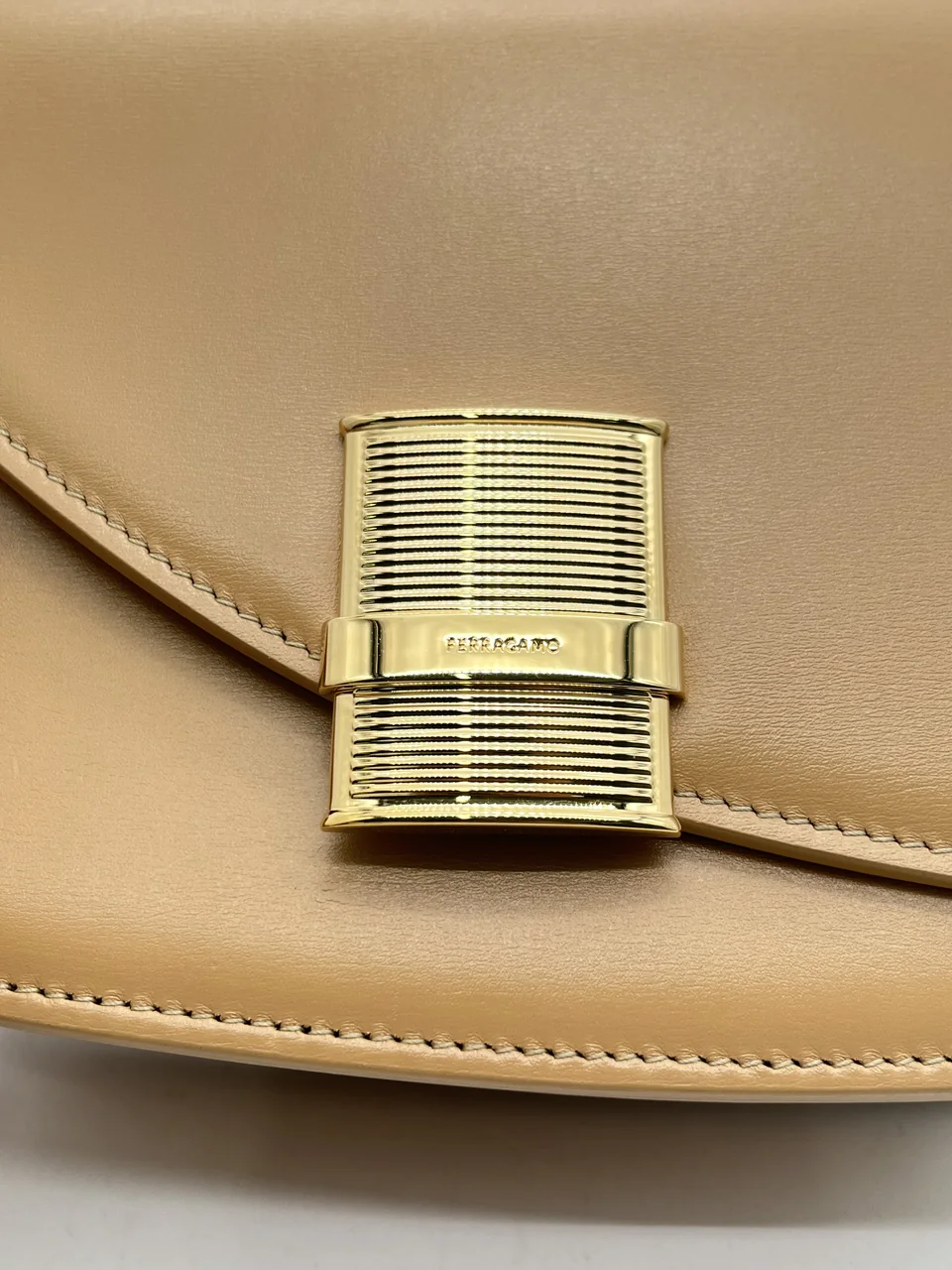 SALVATORE FERRAGAMO SHOULDER BAG (BEIGE) view 6