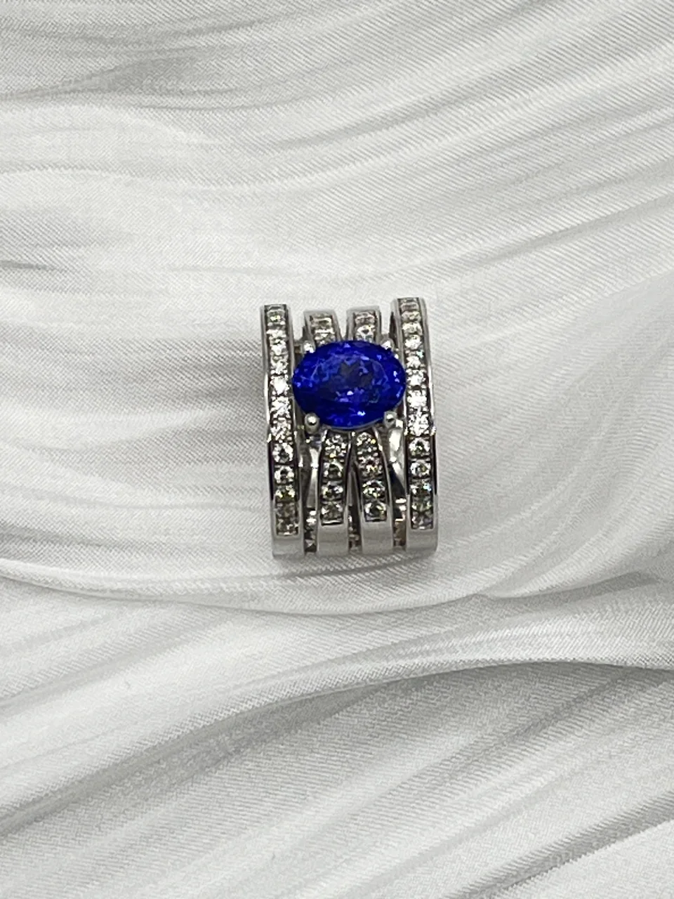 PT950 TANZANITE RING 2.6CTS 19G