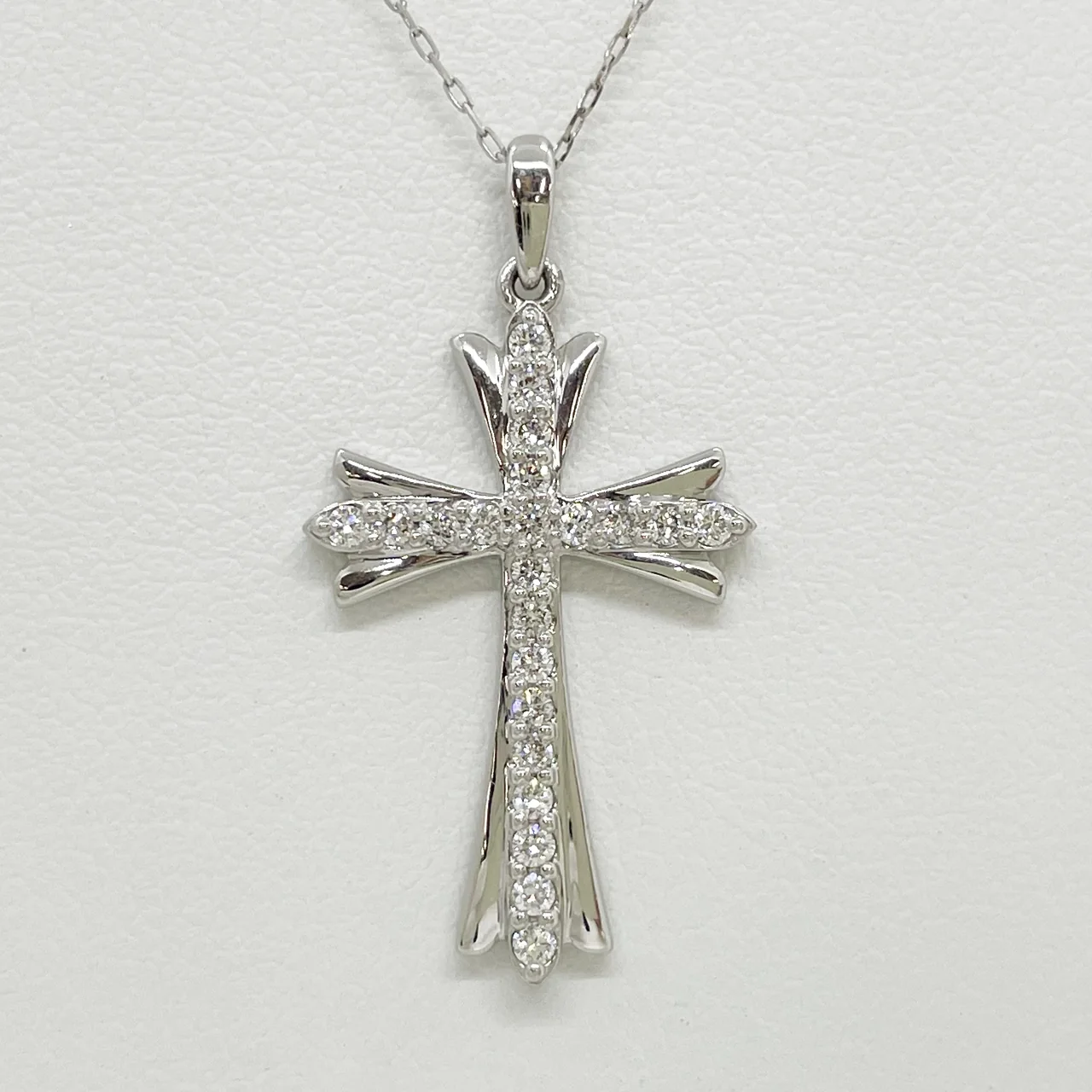 PT900 CROSS NECKLACE FD0.21CT 4.1G
