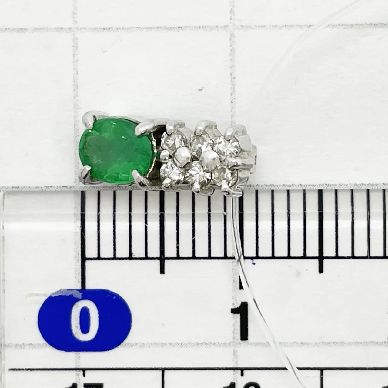 PT900 EMERALDN PENDANT E0.33CT FD0.11CT 1.2G view 3