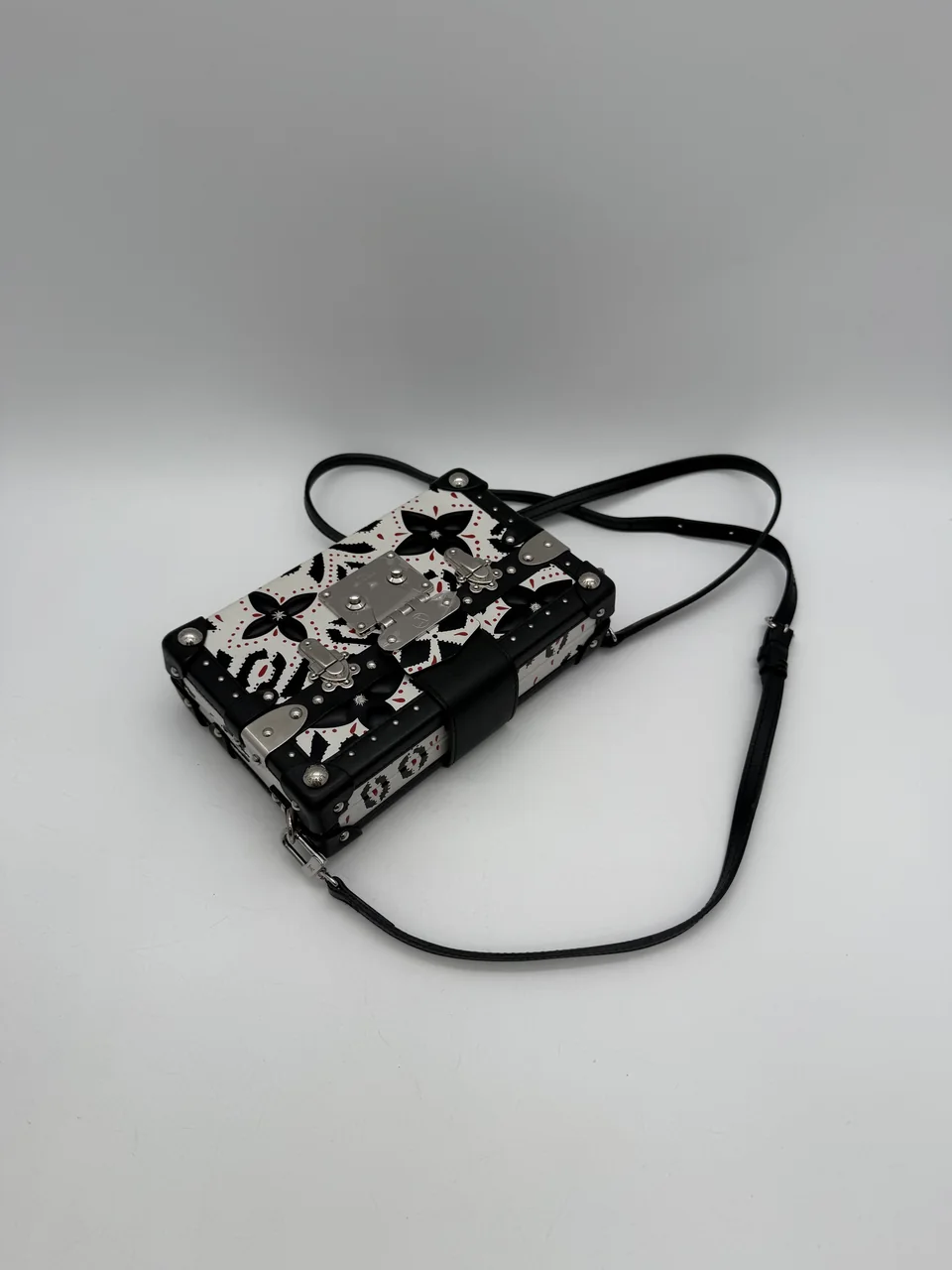 LV SHOULDER BAG view 7