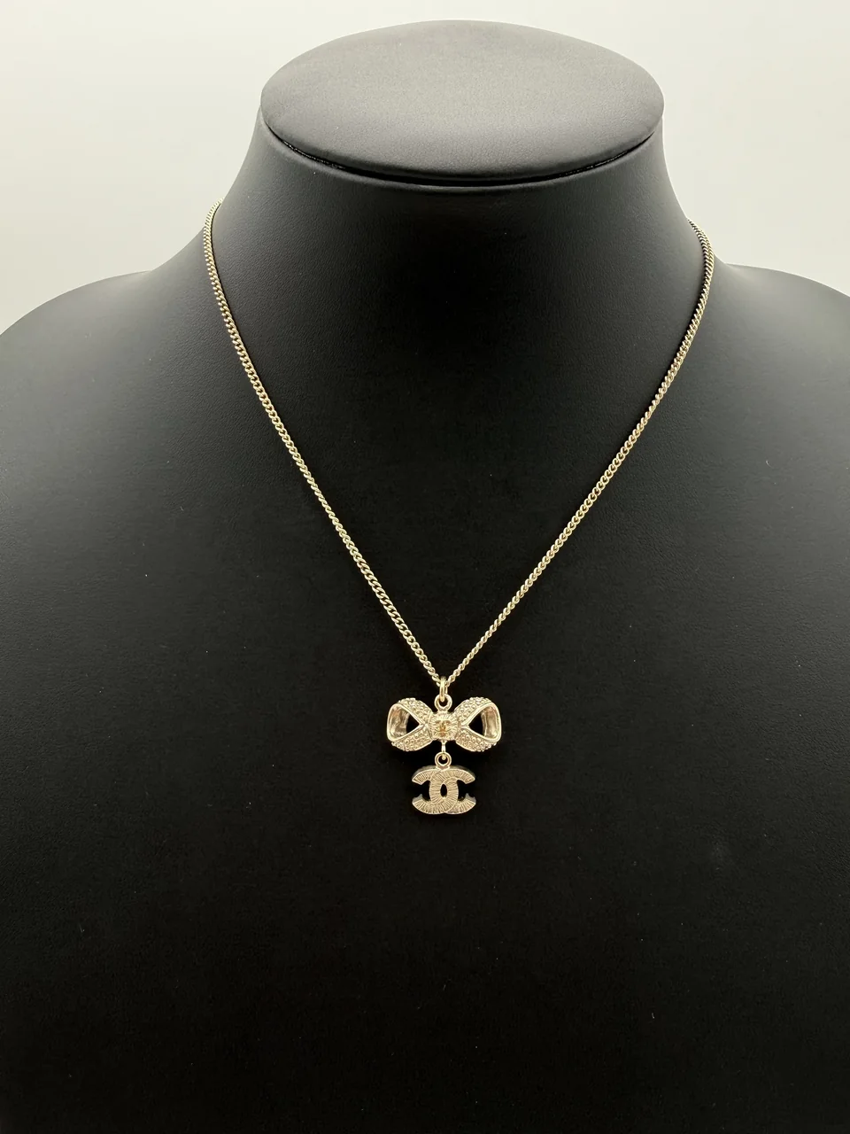 CHANEL RIBBON NECKLACE view 4