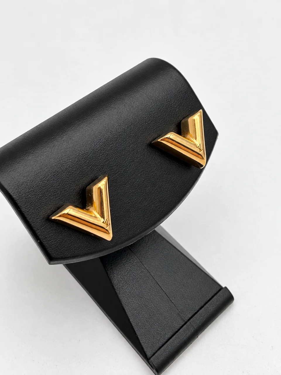 LV ESSENTIAL V EARRINGS hover