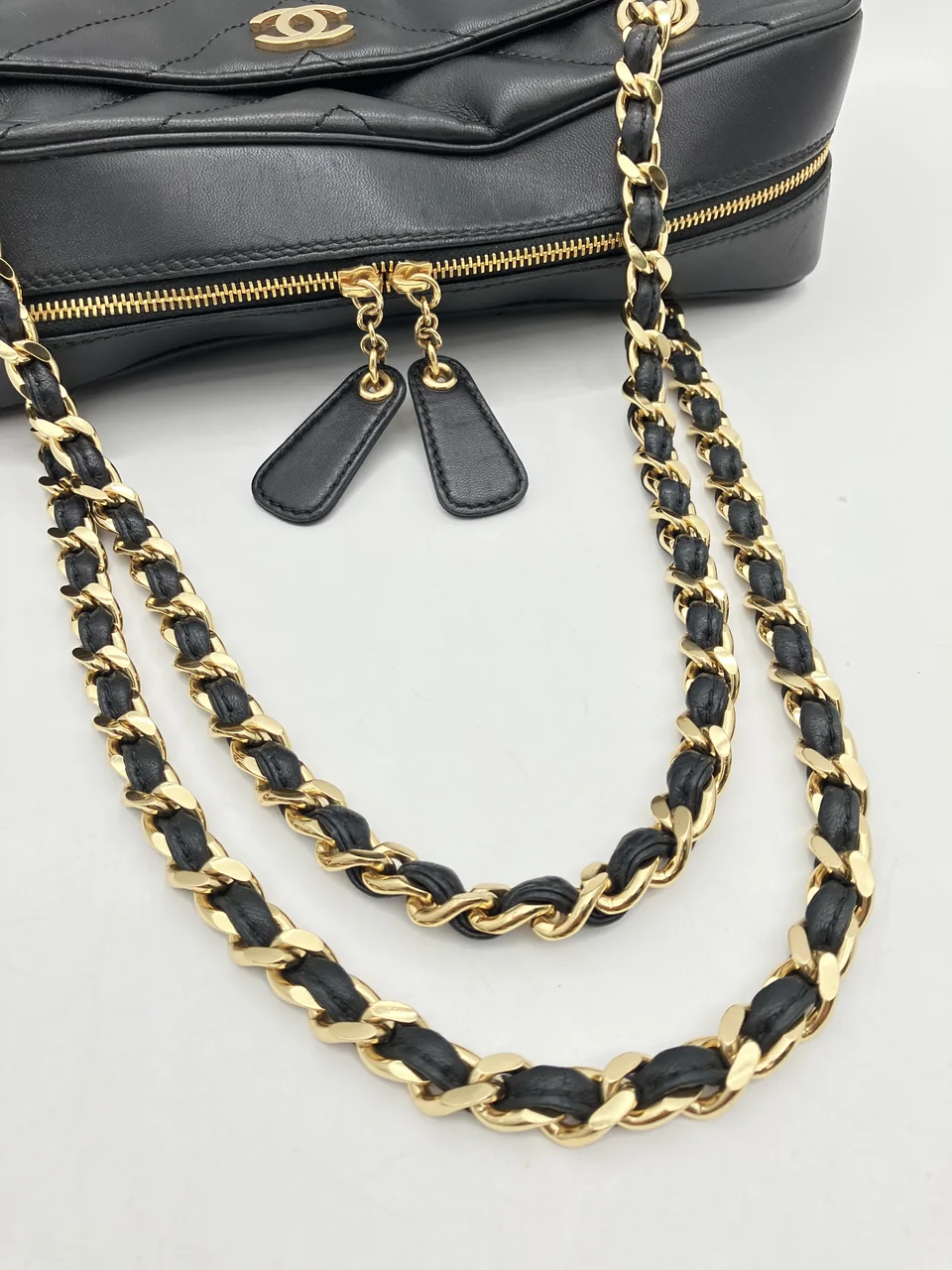 CHANEL V-STITCH CHAIN SHOULDER BAG view 9