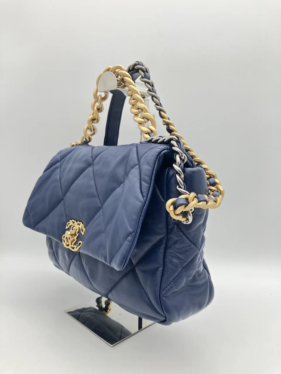 CHANEL 19 view 3