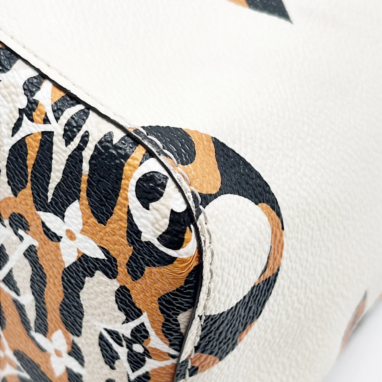 LV MONOGRAM JUNGLE NEO NOE view 9