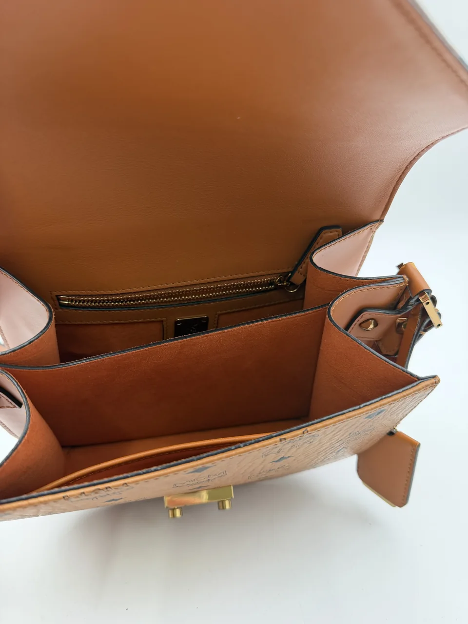 MCM VICETOS PATRICIA FLAP SHOULDER BAG hover