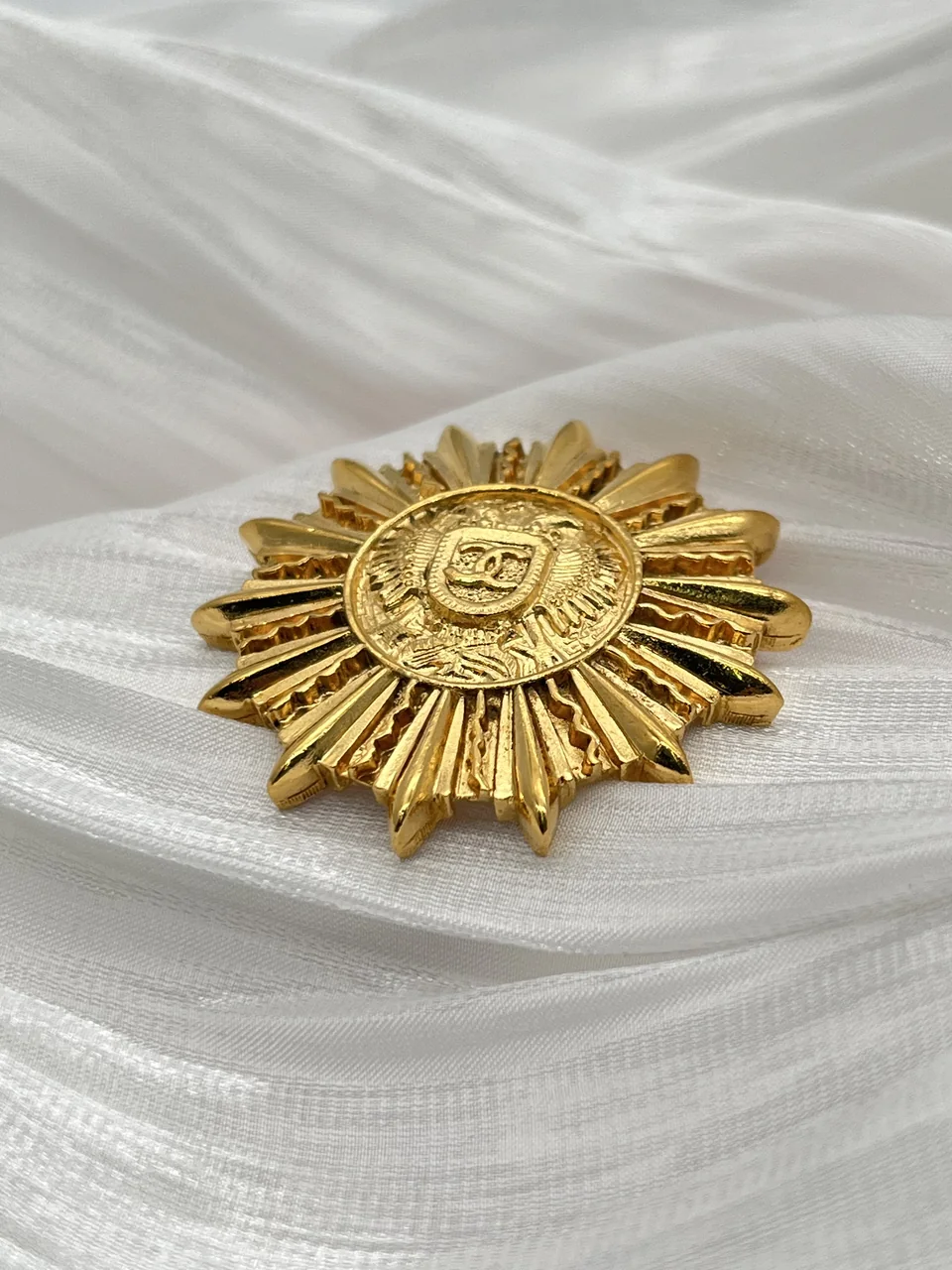 CHANEL BROOCH view 4
