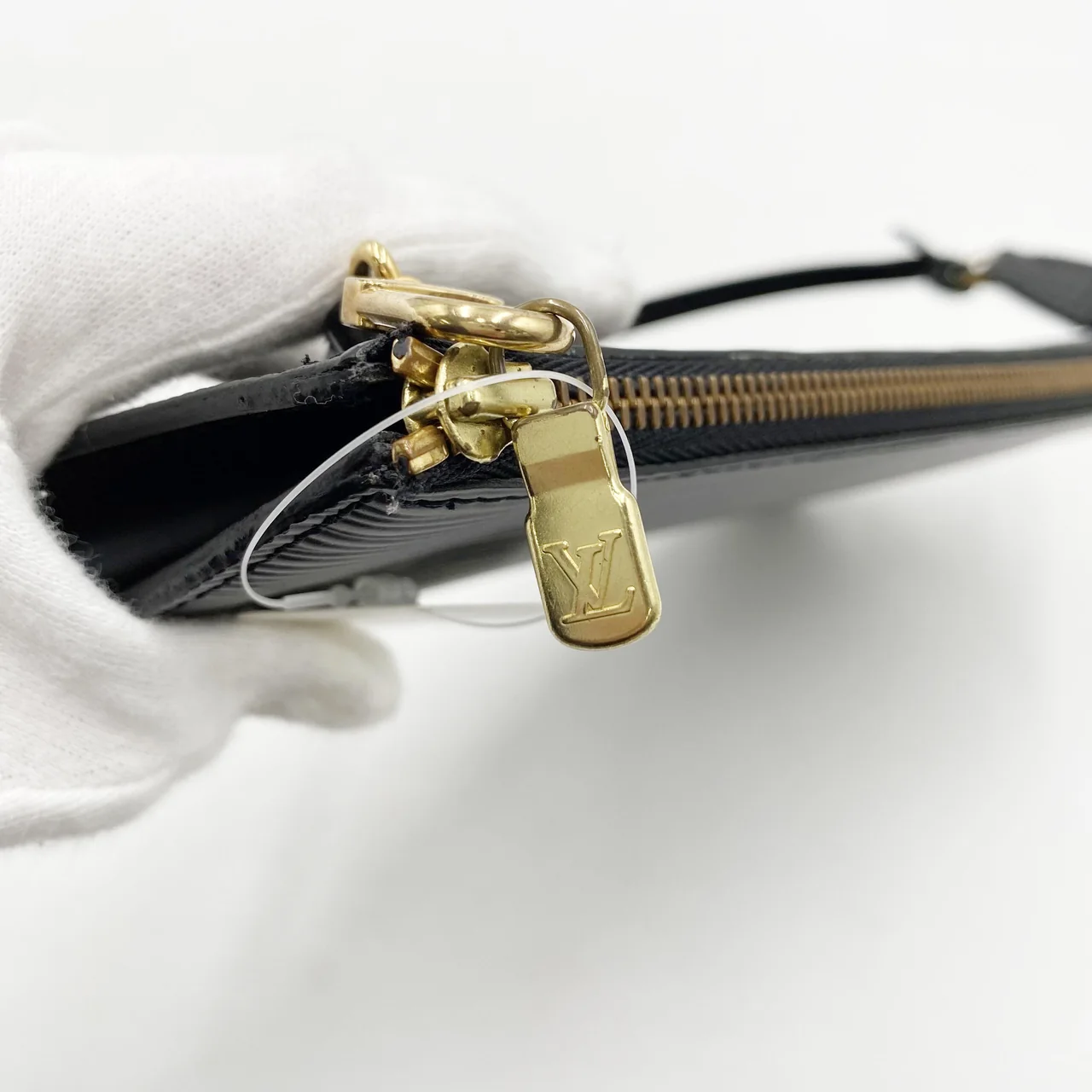 LV EPI POCHETTE ACCESSOIRE (BLACK) view 8