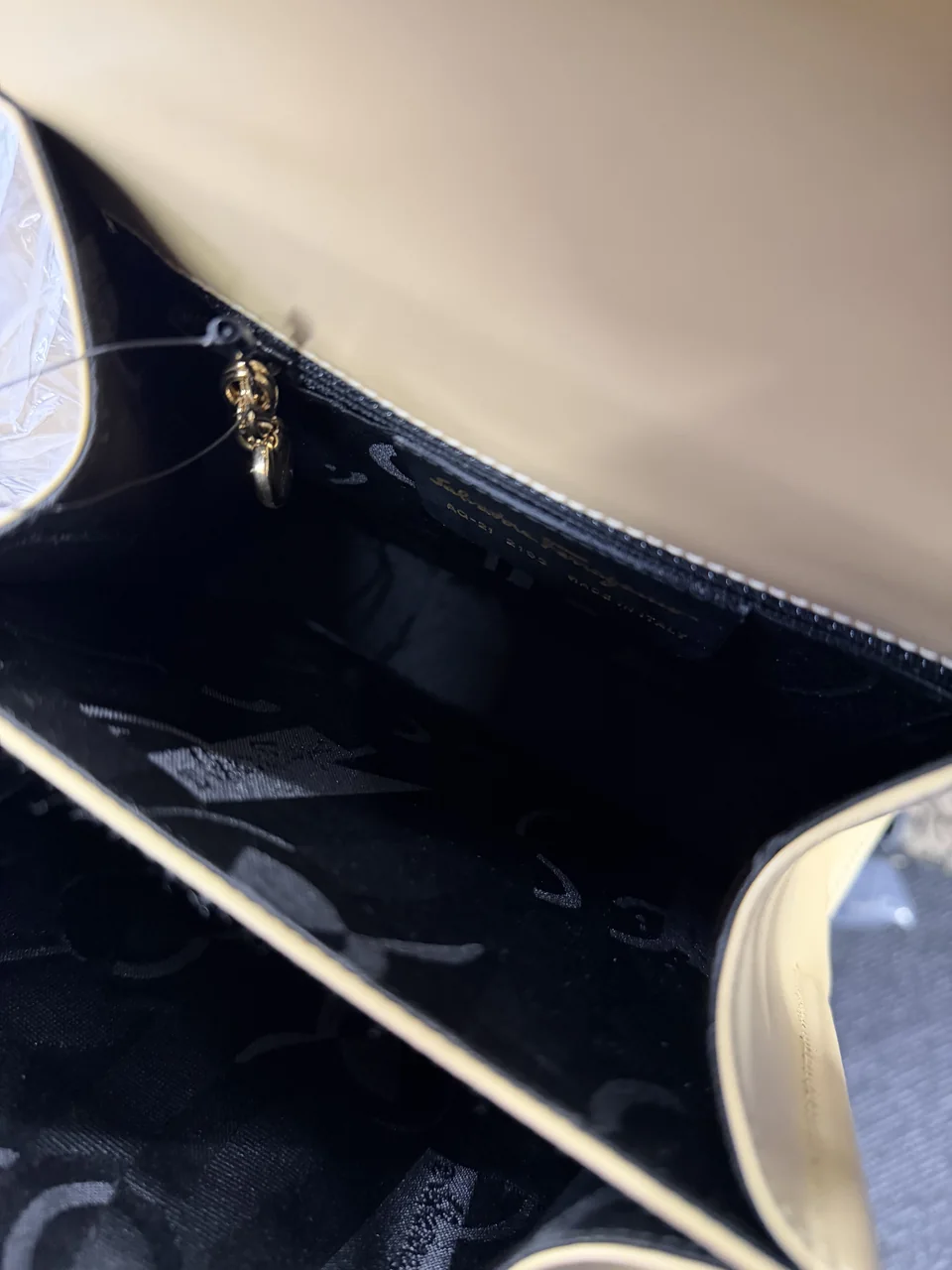 SALVATORE FERRAGAMO GANCINI HANDBAG (BEIGE) view 8