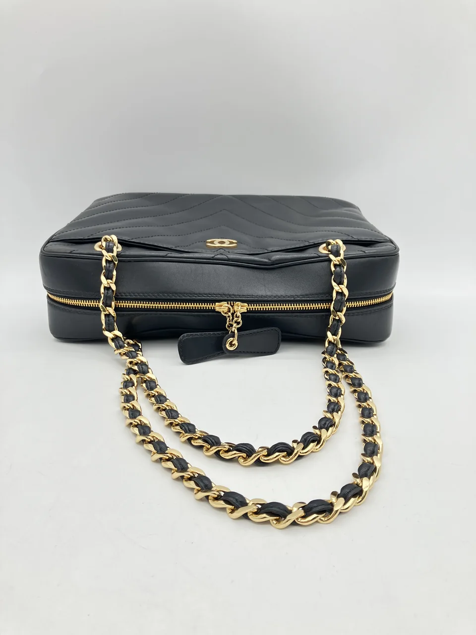CHANEL V-STITCH CHAIN SHOULDER BAG view 7