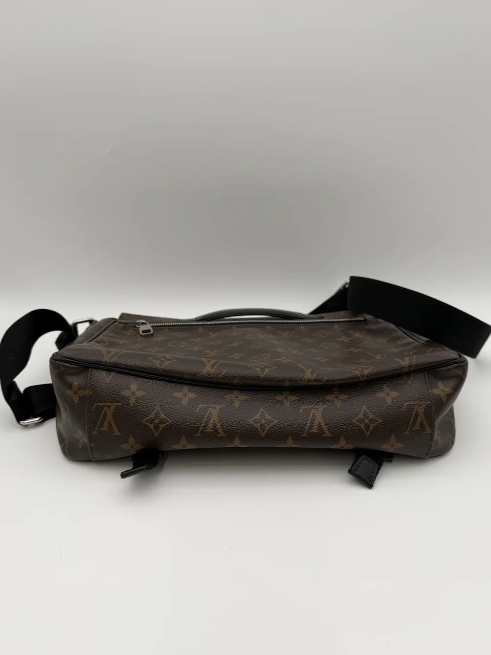 LV MONOGRAM MCARTHUR CLARENCE view 4