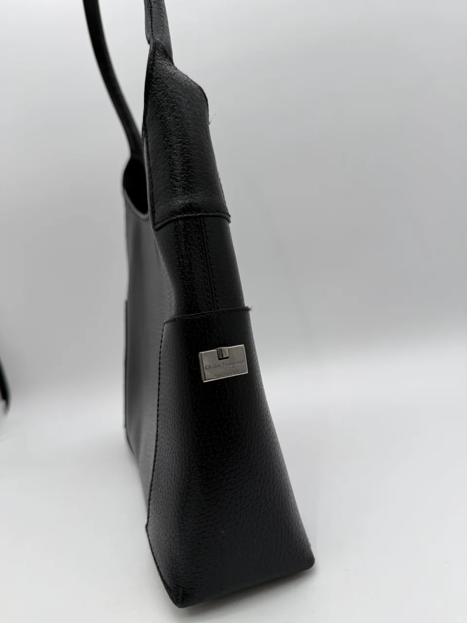 SALVATORE FERRAGAMO SHOULDER BAG (BLACK) view 4