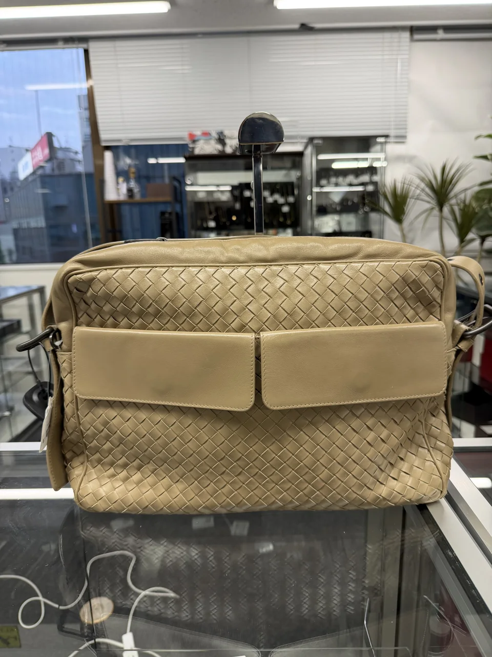 BOTTEGA VENETA INTRECCIATO SHOULDER BAG (BEIGE)