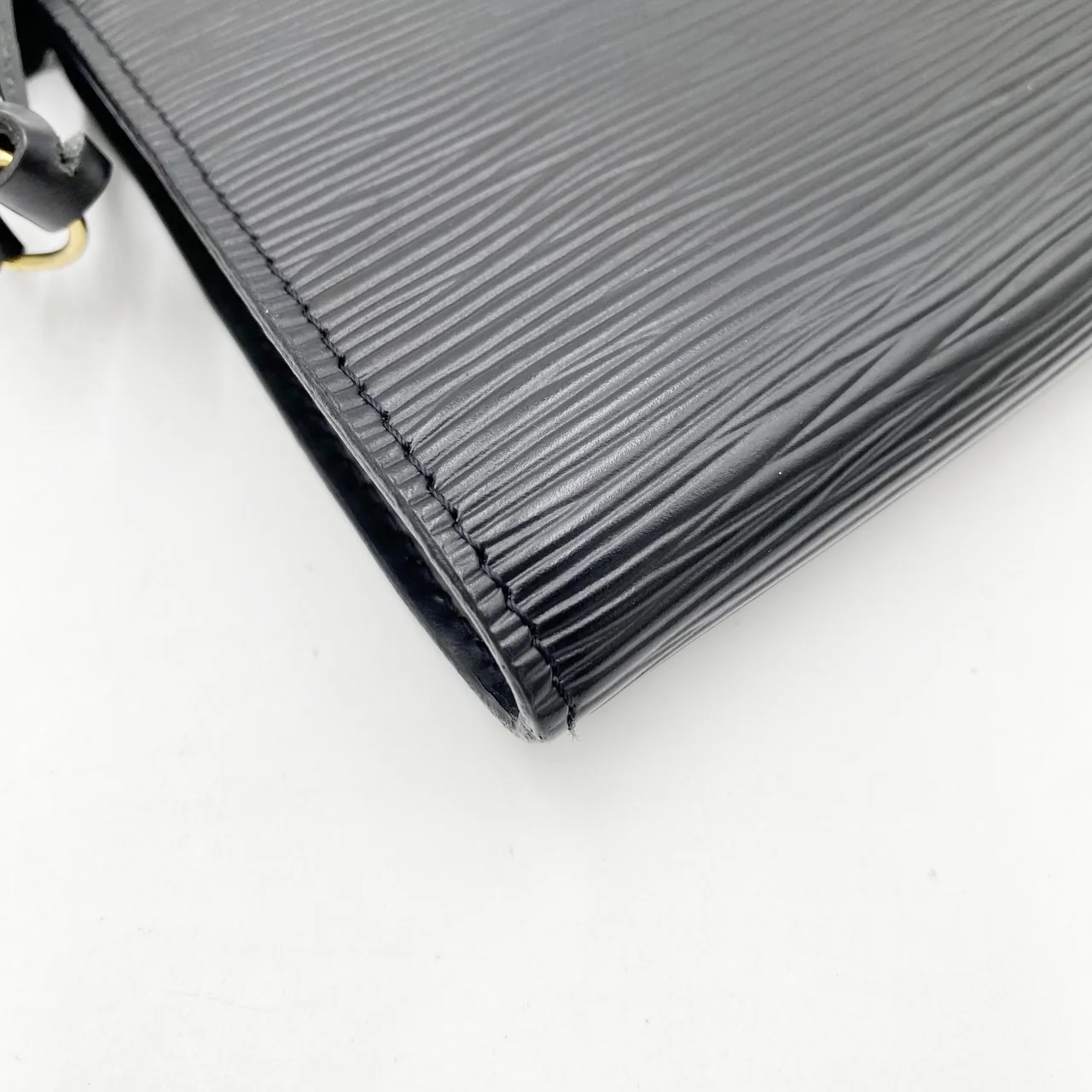LV EPI POCHETTE ACCESSOIRE (BLACK) view 4