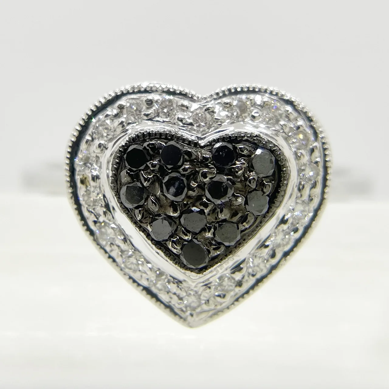 750/18K BLACK DIAMOND HEART RING 0.11CT/0.13CT 2.6G