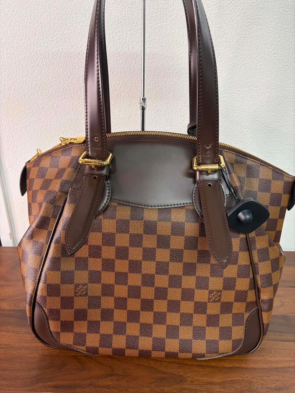LV HANDBAG hover