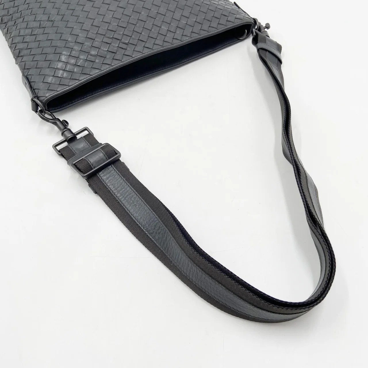 BOTTEGA VENETA INTRECCIATO SHOULDER BAG (BLACK) view 6
