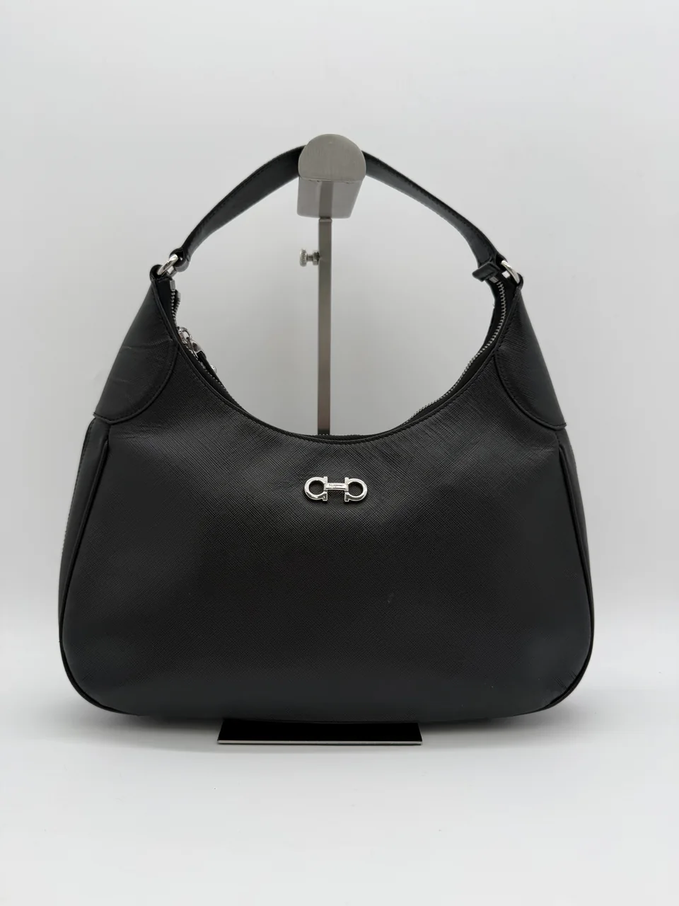 SALVATORE FERRAGAMO HANDBAG (BLACK)