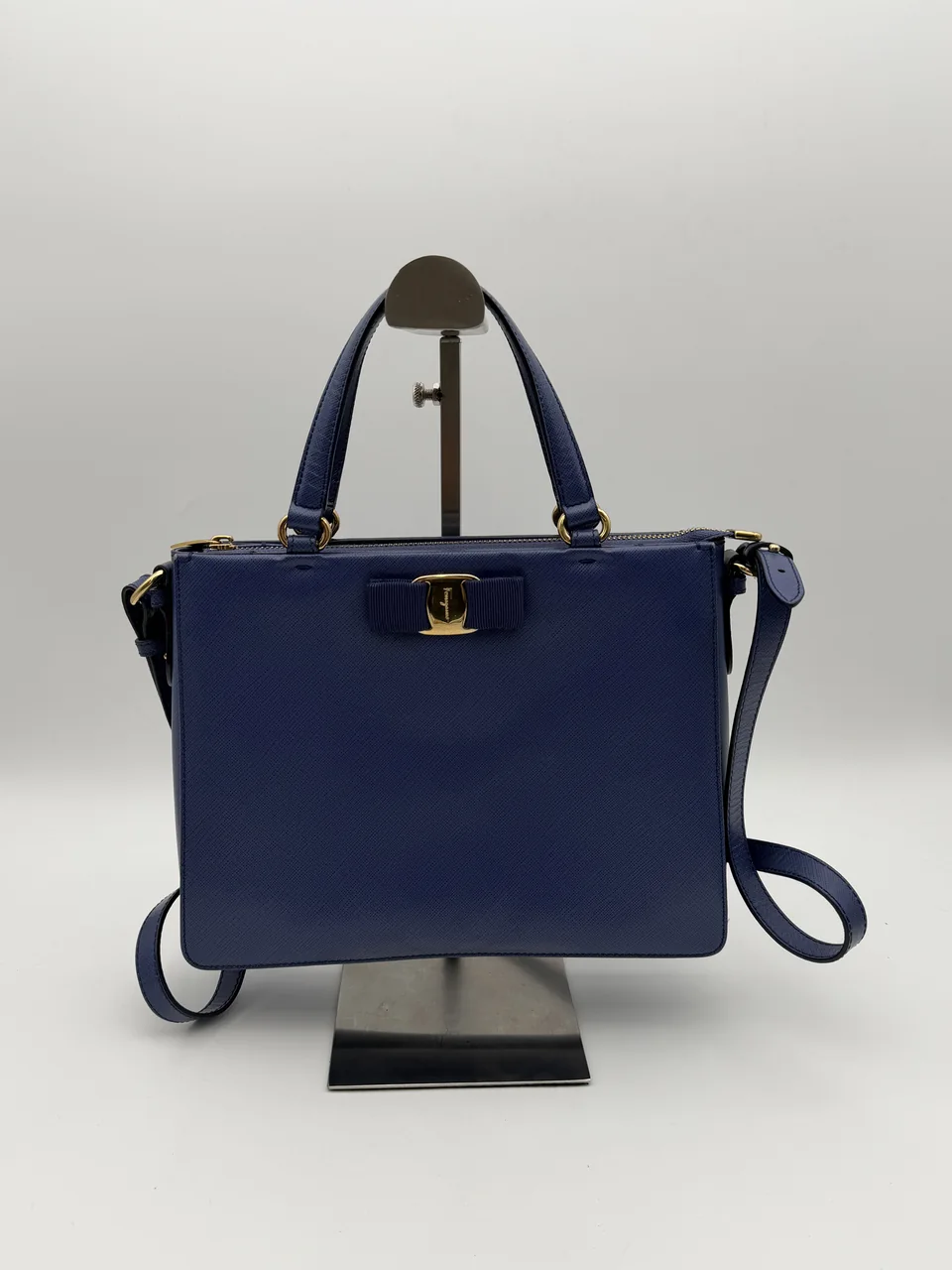 SALVATORE FERRAGAMO VARA RIBBON HANDBAG BLUE)