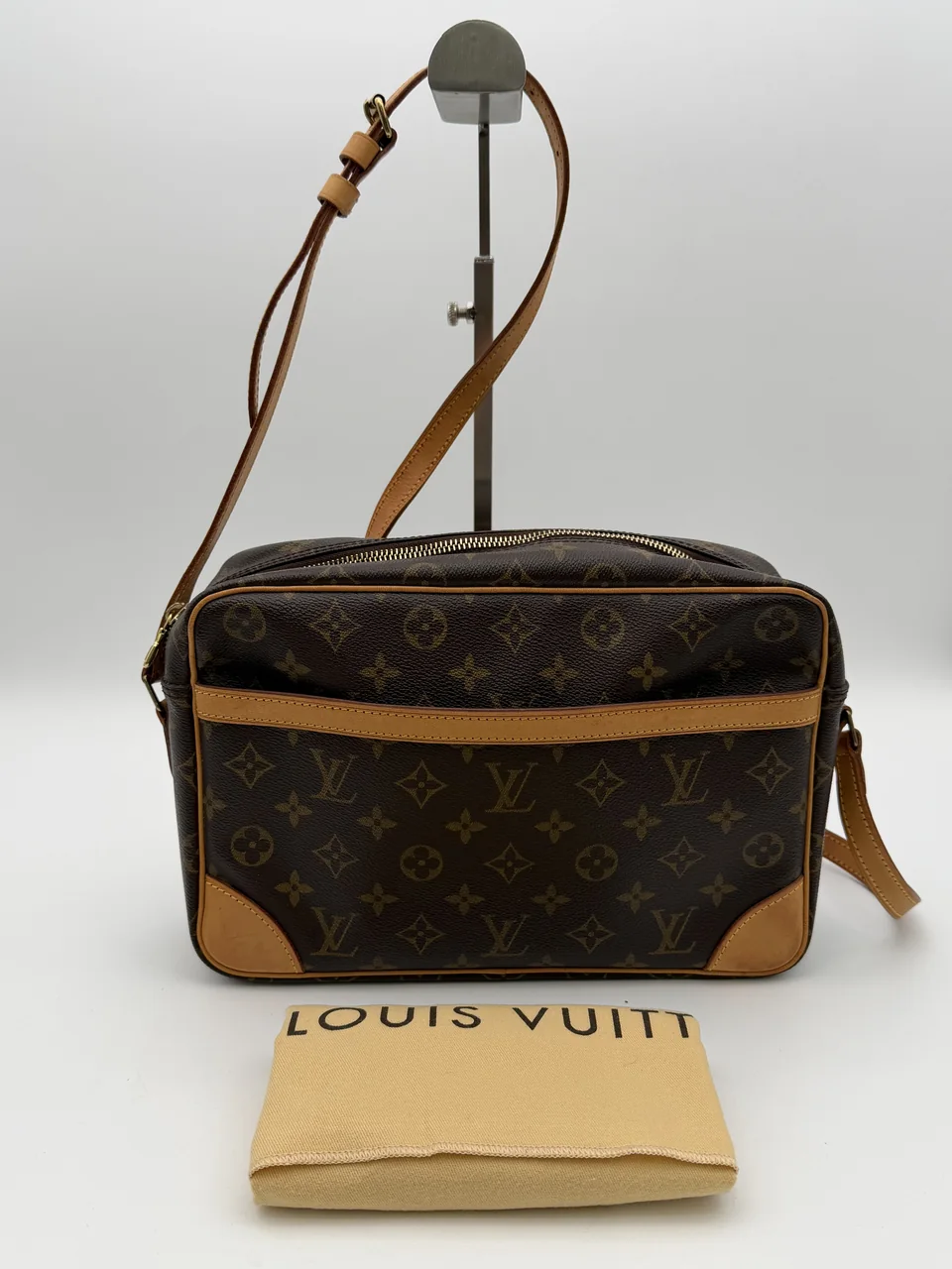 LV MONOGRAM TROCADERO 30