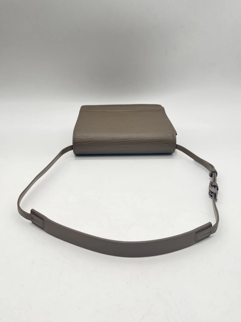 LV EPI SHOULDER BAG view 3