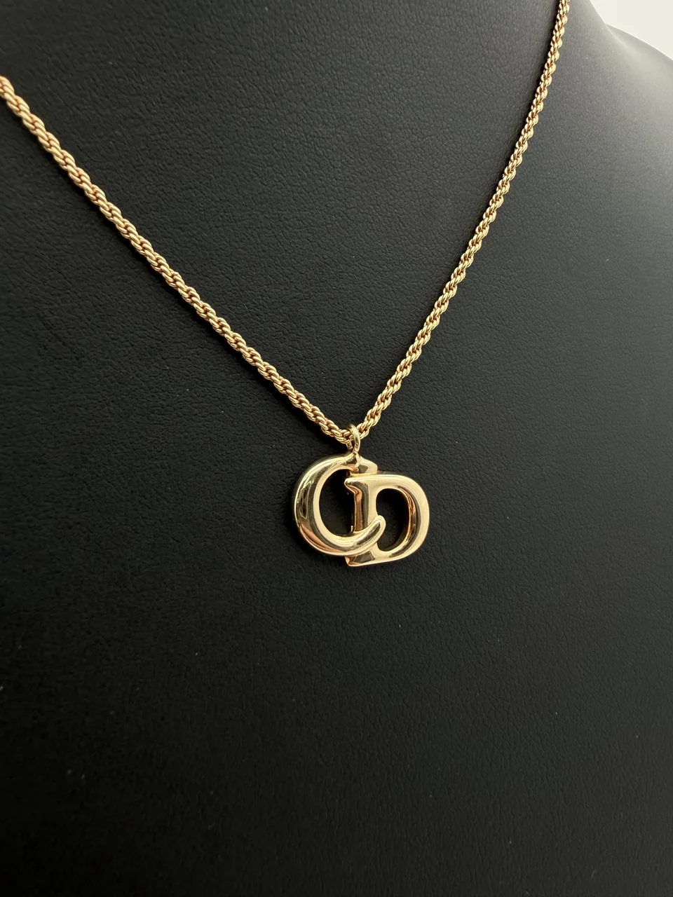 DIOR LOGO TWIST CIRCLE NECKLACE view 9