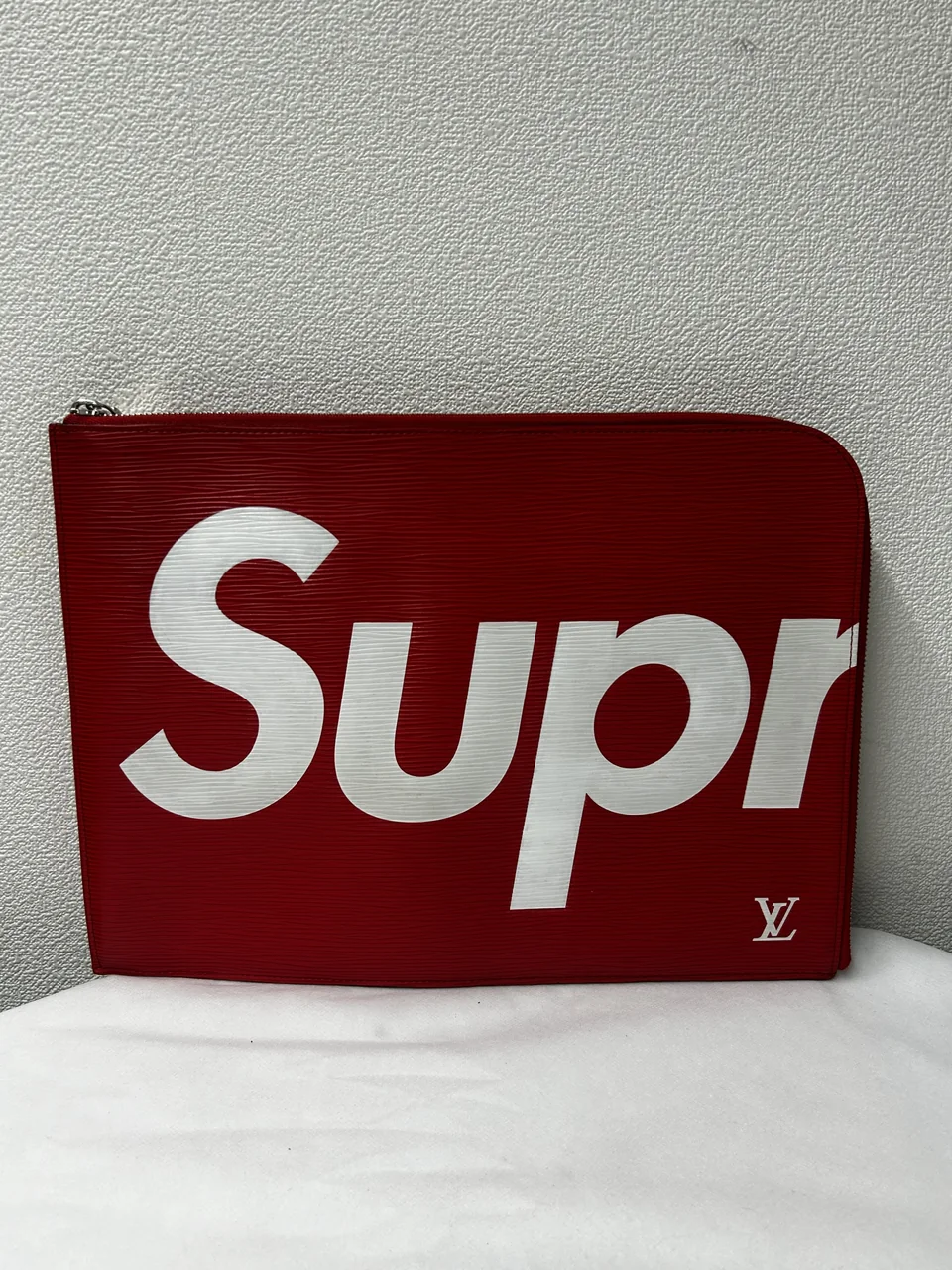 LV EPI POCHETTE JOUR GM view 9