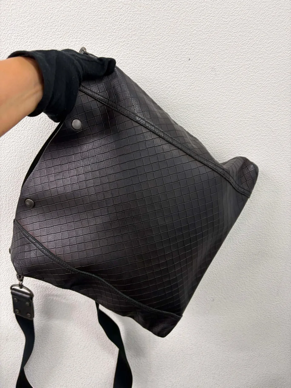 BOTTEGA VENETA INTRECCIATO SHOULDER BAG (BLACK) view 6