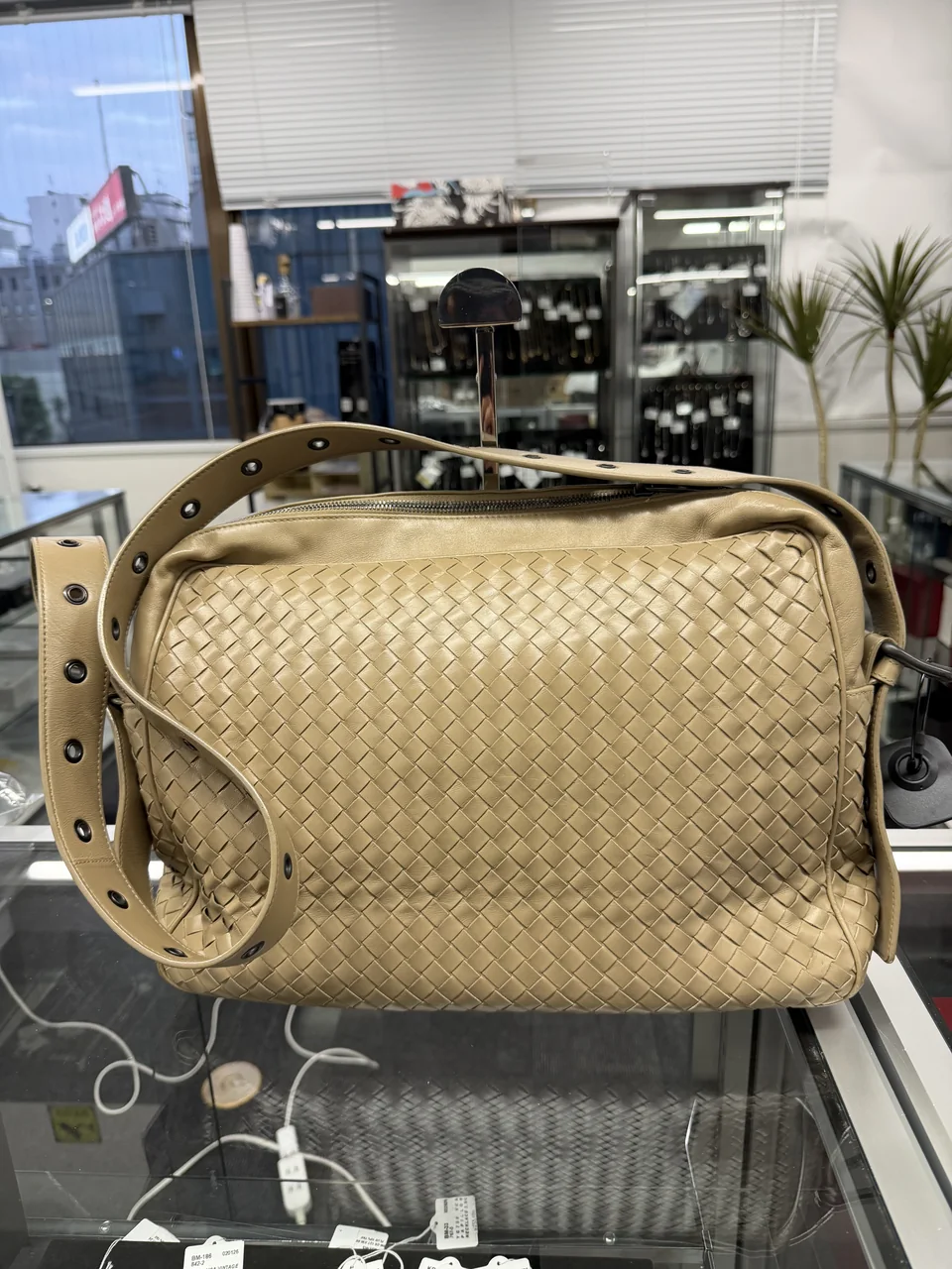 BOTTEGA VENETA INTRECCIATO SHOULDER BAG (BEIGE) hover