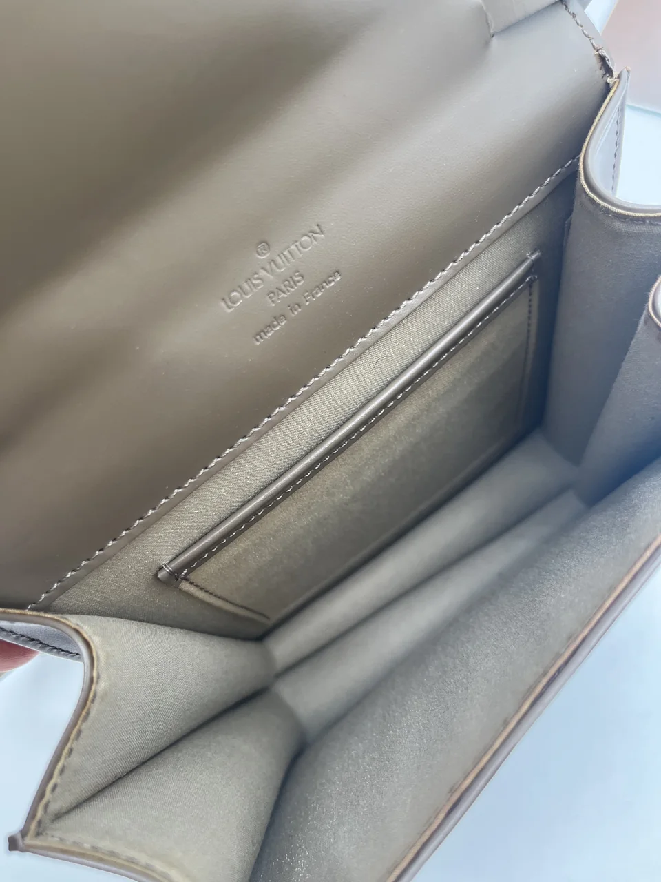 LV EPI SHOULDER BAG view 8
