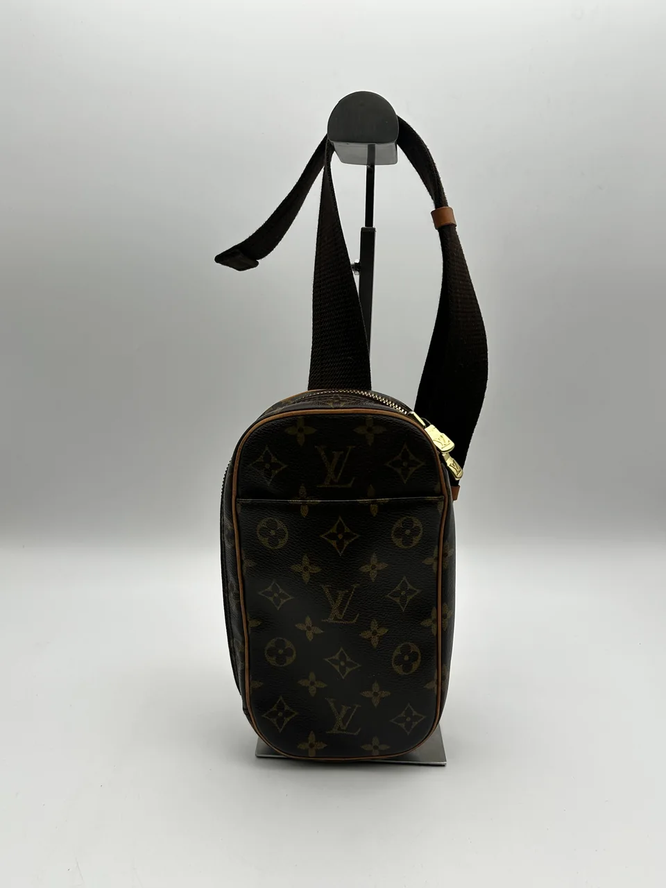 LV MONOGRAM GANGE view 3