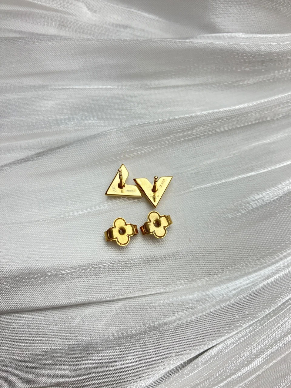 LV ESSENTIAL V EARRINGS view 4