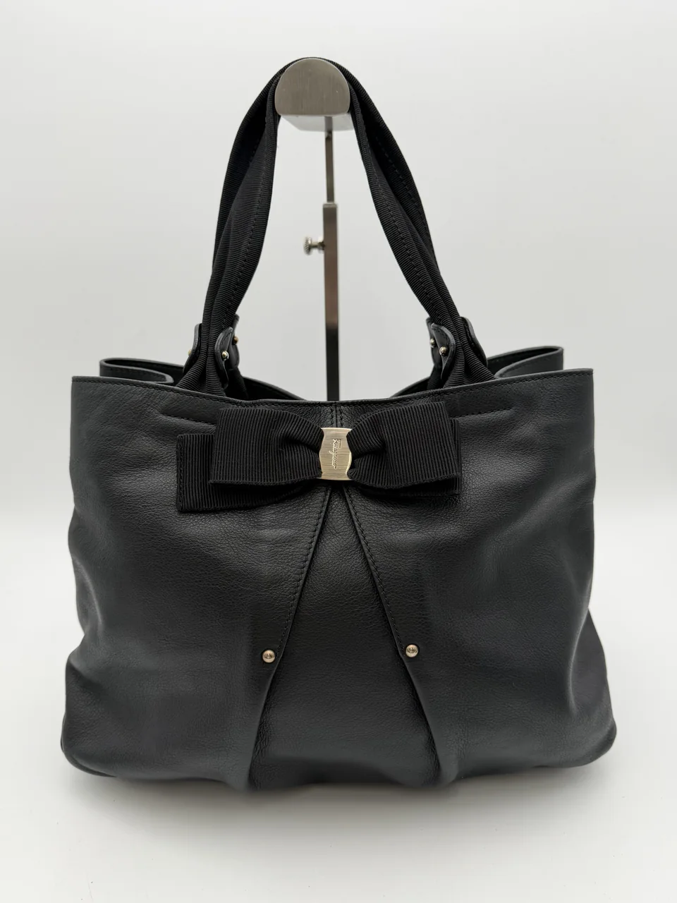SALVATORE FERRAGAMO VARA RIBBON HANDBAG (BLACK)