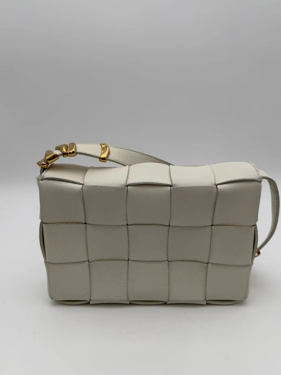 BOTTEGA VENETA MAXI INTRECCIATO CASSETTE (WHITE) view 7