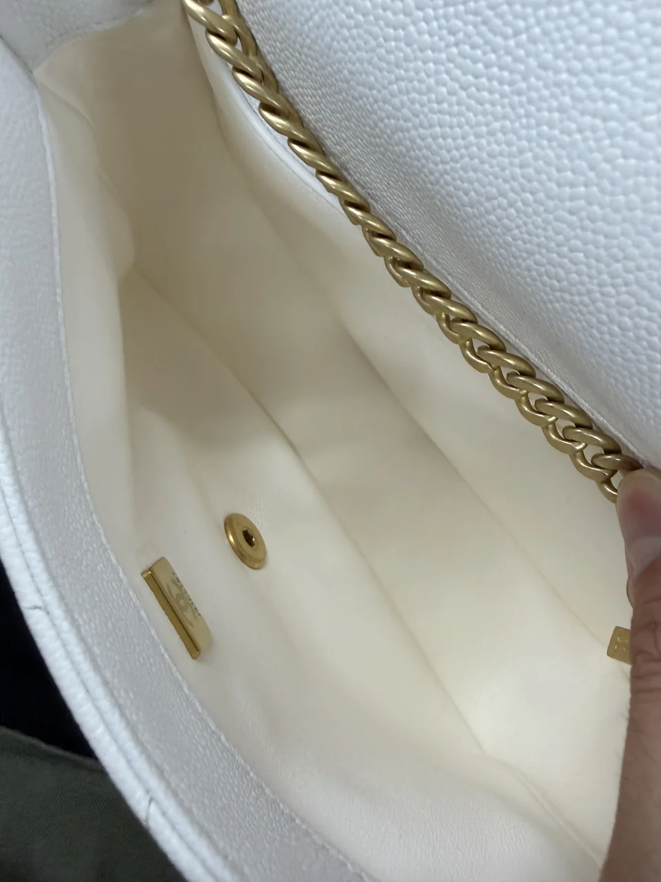 CHANEL CAVIAR MATELASSE CHAIN SHOULDER BAG (WHITE) view 10