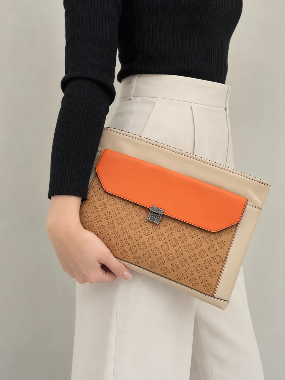 BOTTEGA VENETA CLUTCH BAG hover